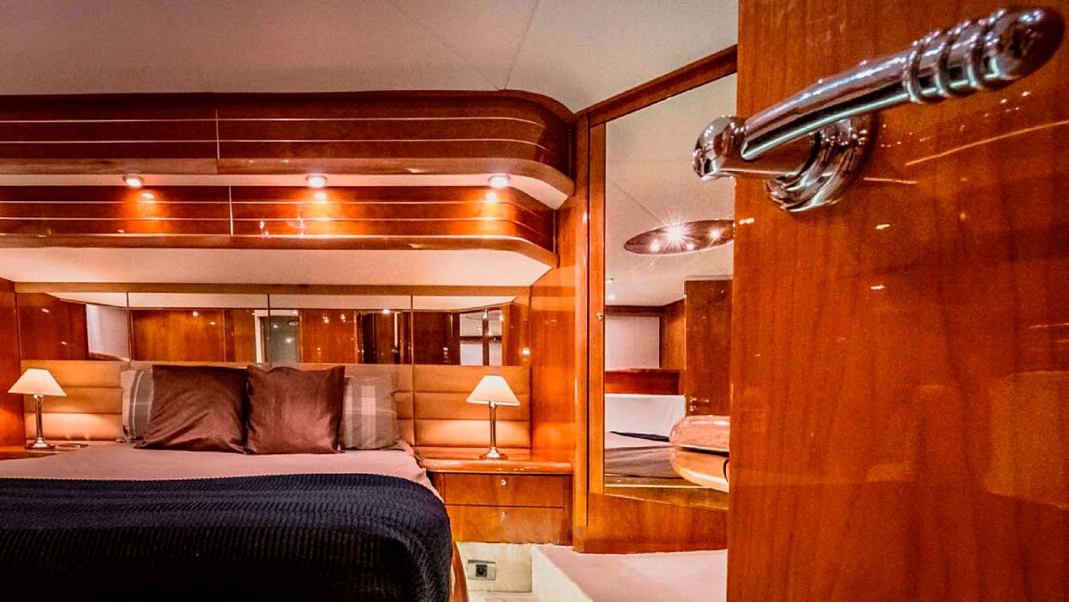 Арнеда яхты Sunseeker 64 с флайбриджем в Дубае, ОАЭ